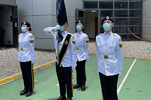 在典礼担任护旗队