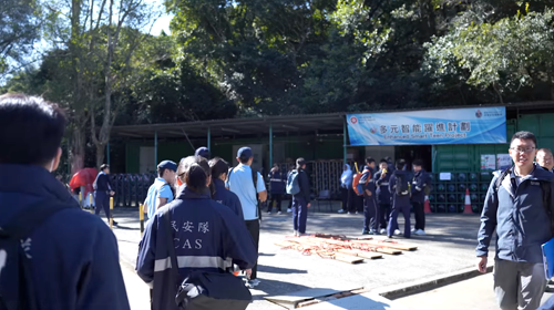11月30日，三屆世界武術冠軍(南拳及南棍)鄭家豪在「民安隊少年團運動日」鼓勵團員