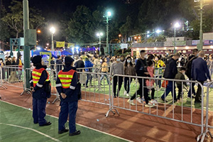 Assisting in maintaining the order of the Lunar New Year Flower Selling Points in various districts during the epidemic